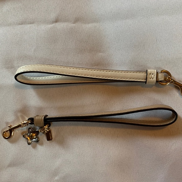 🎉Host Pick🎉 NWT White Embossed Coach Wallet  / Wristlet in White with Bo… - Picture 4 of 15